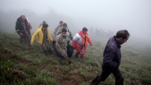 Die Einsatzkräfte hatten bei schlechtem Wetter und bergigem Gelände Schwierigkeiten, den abgestürzten Hubschrauber zu finden. (Bild: APA/AP)