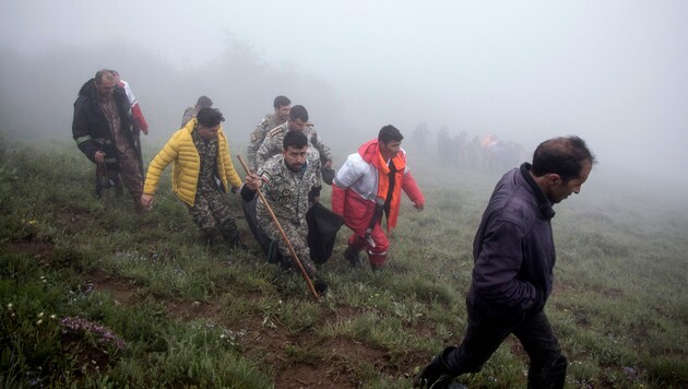 Acil servisler kötü hava koşulları ve dağlık arazide düşen helikopteri bulmakta zorlandı. (Bild: APA/AP)