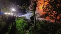 Der Brand forderte die Einsatzkräfte. (Bild: Feuerwehr Feldbach)