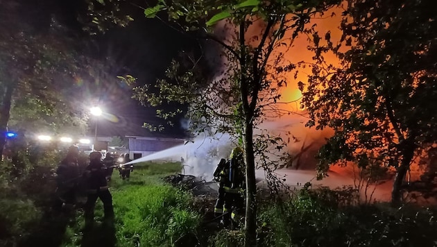 Der Brand forderte die Einsatzkräfte. (Bild: Feuerwehr Feldbach)