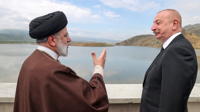 Raisi und sein Amtskollege aus Aserbaidschan, Ilham Aliyev, hatten kurz vor dem Absturz noch einen Staudamm eingeweiht. Auf dem Rückweg des Termins verunglückte Irans Präsident.