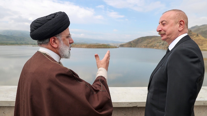 Raisi and his counterpart from Azerbaijan, Ilham Aliyev, had inaugurated a dam shortly before the crash. On the way back from the appointment, Iran's president was killed in an accident. (Bild: APA/AP)