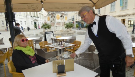 Im Café Central in Baden macht Ober Toni den „Schani“. Der Gebühren-Check brachte in der Kurstadt eine Überraschung. (Bild: Seebacher Doris)