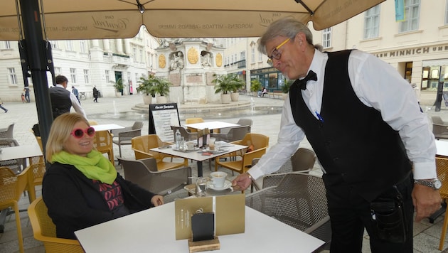 Im Café Central in Baden macht Ober Toni den „Schani“. Der Gebühren-Check brachte in der Kurstadt eine Überraschung. (Bild: Seebacher Doris)