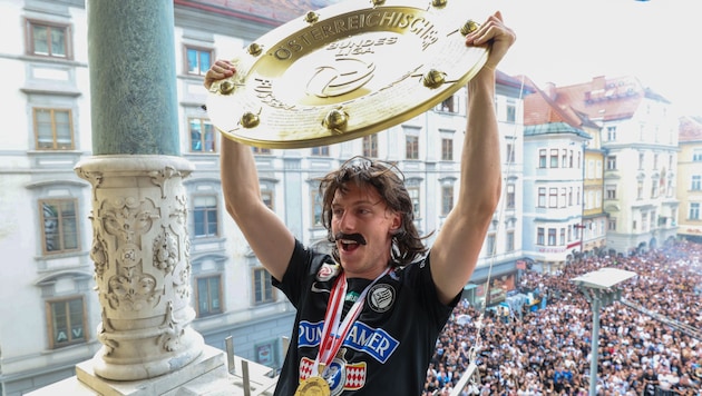 Mika Biereth on the town hall balcony (Bild: GEPA/GEPA pictures)