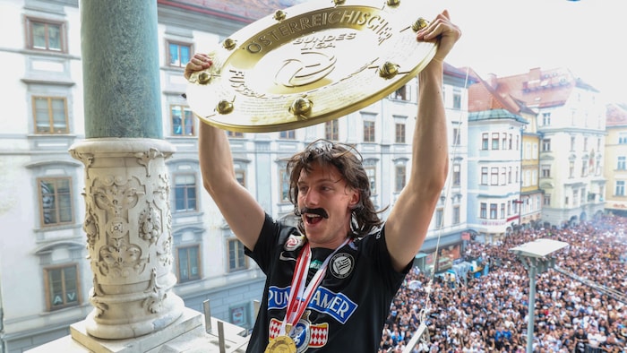Mika Biereth feiert schon mit den Fans.  