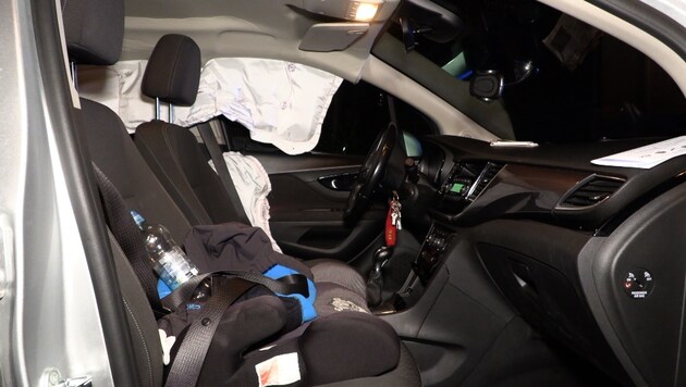 Die Fahrerin wurde leicht verletzt, als der Seiten-Airbag ausgelöst wurde.