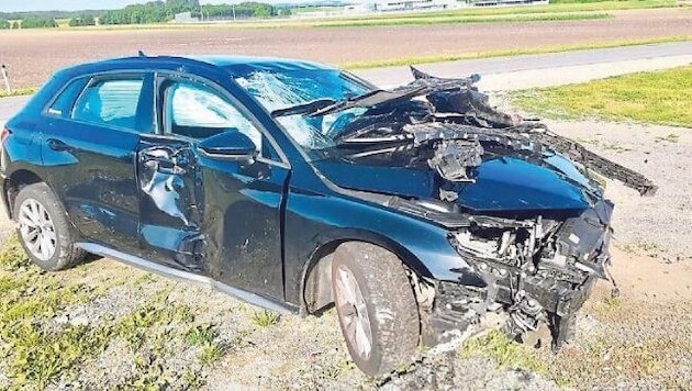 Der Wagen wurde durch den Crash schwer beschädigt.