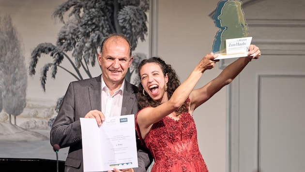 Gewann den 1. Hauptpreis: Chelsea Marilyn Zurflüh mit Ortschef Otto Auer. (Bild: Fabian Sorger)