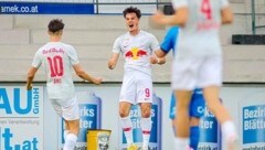 Luka Reischl (Mi.) und Zeteny Jano können mit Liefering das beste Frühjahrsteam werden. (Bild: GEPA pictures/Manuel Binder)