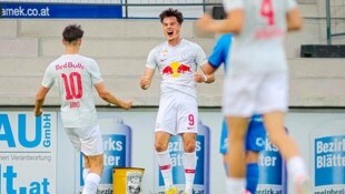 Luka Reischl (Mi.) und Zeteny Jano können mit Liefering das beste Frühjahrsteam werden.
