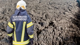 Die Feuerwehr rettete den Wiener aus dem Schlamm. (Bild: Krone KREATIV/FF Gänserndorf, stock.adobe.com)
