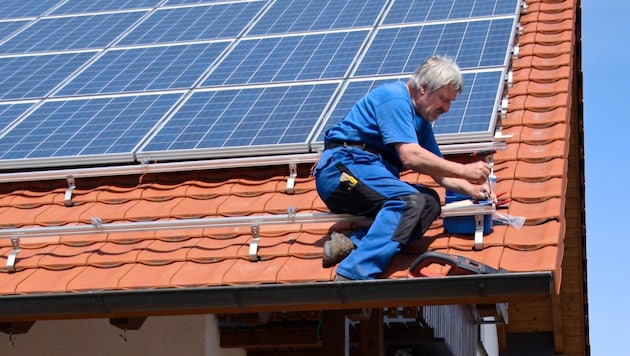 The man posed as a technician and cashed in big time (symbolic image). (Bild: Marina Lohrbach - stock.adobe.com)