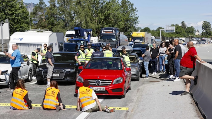 Empörung unter Urlaubern verursachten Klimakleber auf der A10 bei Hallein.