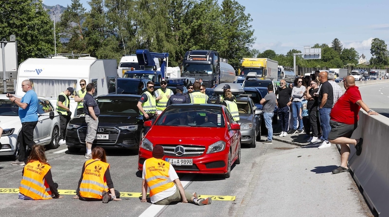 Empörung unter Urlaubern verursachten Klimakleber auf der A10 bei Hallein. (Bild: Tschepp Markus)