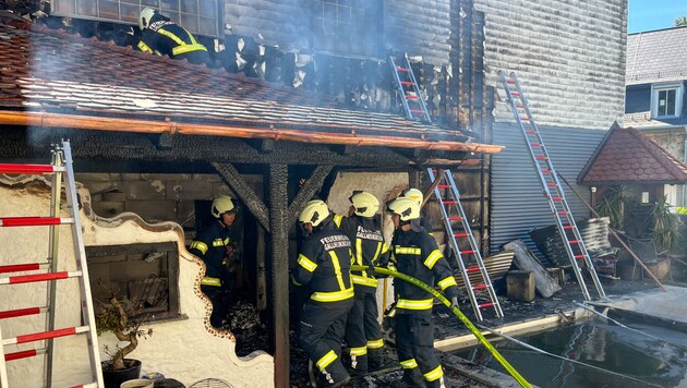 Ein Verbau, ähnlich einer Gartenhütte, in Gallneukirchen fing Feuer. (Bild: TEAM FOTOKERSCHI / FW GALLNEUKIRCHEN)