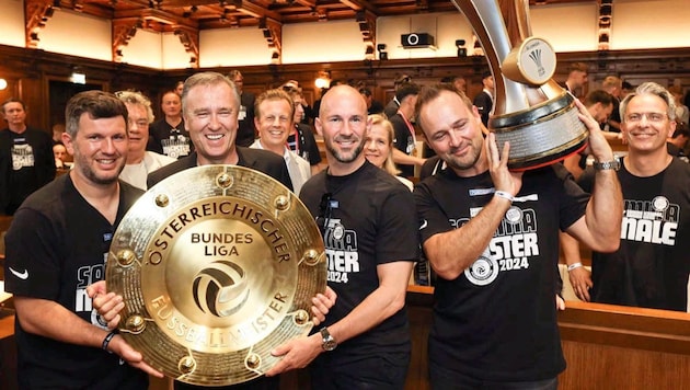 Sporting director Schicker, boss Jauk, coach Ilzer and managing director Tebbich (from left) with the double. (Bild: GEPA pictures)