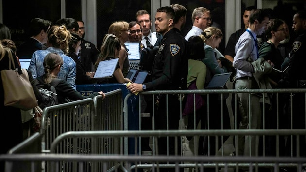 Richter Juan Merchan ließ während des Prozesses gegen Donald Trump kurzzeitig den Saal räumen. (Bild: AP ( via APA) Austria Presse Agentur/AP)