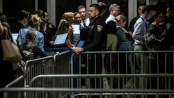 Richter Juan Merchan ließ während des Prozesses gegen Donald Trump kurzzeitig den Saal räumen. (Bild: AP ( via APA) Austria Presse Agentur/AP)