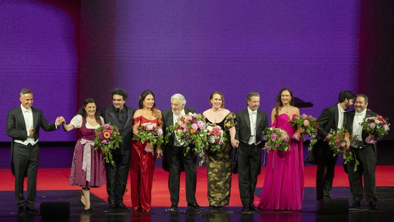 Opernstar Plácido Domingo beim Schlussapplaus umrahmt von Erwin Schrott, Cecilia Bartoli, Rolando Villazón, Sonya Yoncheva, Elena Stikhina, Dmitry Korchak , Aida Garifullina, Bekhzod Davronov und René Barbera. (Bild: © Marco Borrelli)