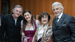 Auf der After-Show-Party: Plácido Domingo mit Gattin Marta, Cecilia Bartoli, und Intendant Markus Hinterhäuser (v.r.n.l). (Bild: SF / Marco Borrelli)