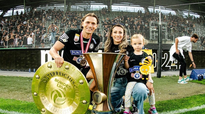 Hierländer mit seiner Sabrina, Töchterchen Marie und den zwei Trophäen.