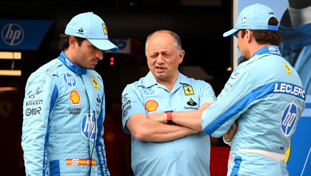 Frederic Vasseur (Mitte) im Gespräch mit Carlos Sainz (links) und Charles Leclerc. (Bild: AFP/GETTY IMAGES/CLIVE MASON)