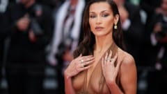 Bella Hadid zog in Cannes alle Blicke auf sich. (Bild: APA/Daniel Cole/Invision/AP)