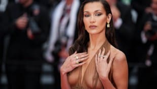 Bella Hadid zog in Cannes alle Blicke auf sich. (Bild: APA/Daniel Cole/Invision/AP)