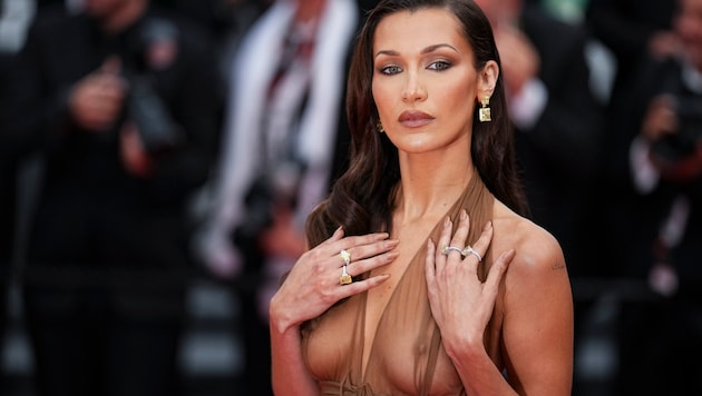 Bella Hadid mindenki figyelmét magára vonta Cannes-ban. (Bild: APA/Daniel Cole/Invision/AP)