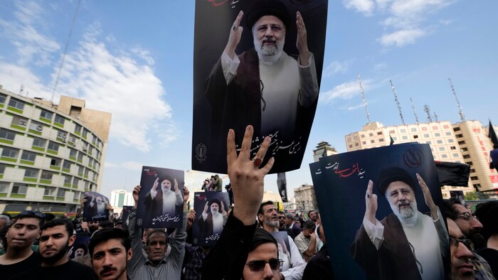 Menschen trauern in den Straßen von Irans Hauptstadt Teheran um den verunglückten Präsidenten ...