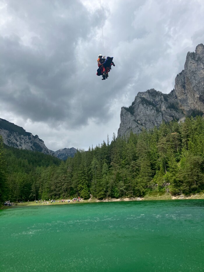 Mittels Tau konnte die verletzte Wanderin geborgen werden.
