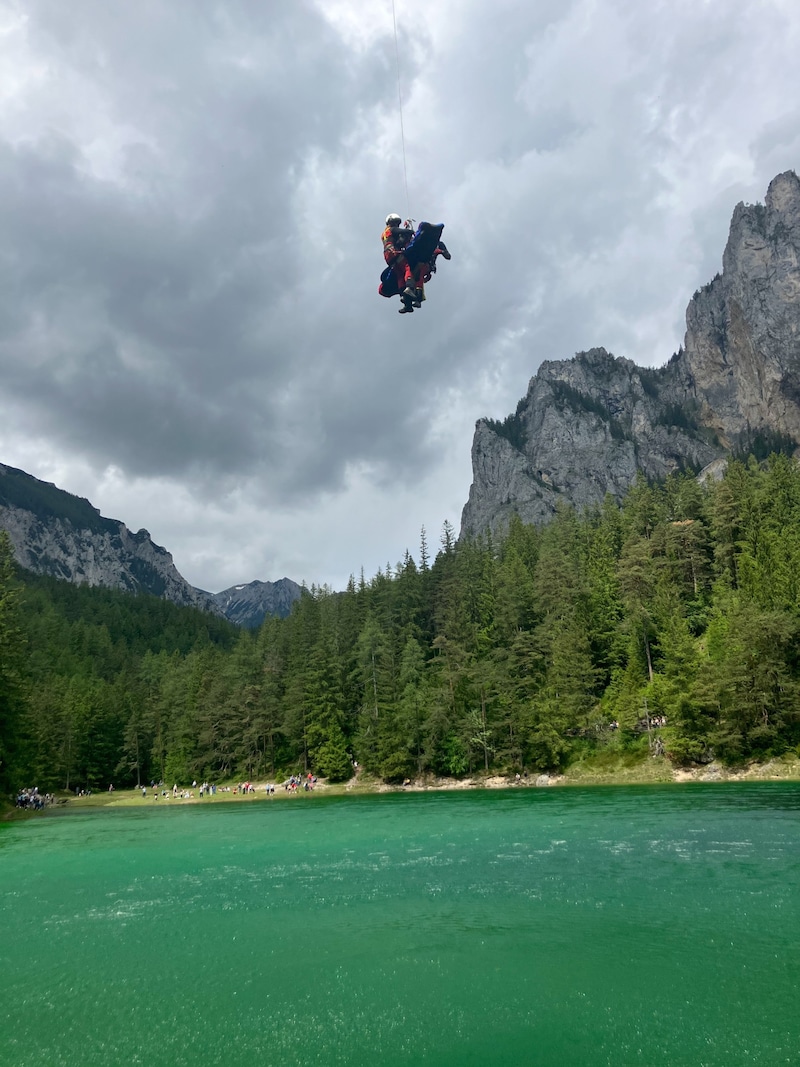 Mittels Tau konnte die verletzte Wanderin geborgen werden. (Bild: Bergrettung Steiermark)