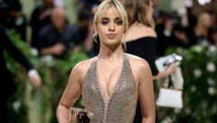 Camila Cabello egy podcast-interjúban beszélt az "első alkalomról". (Bild: APA/Getty Images via AFP/GETTY IMAGES/Dimitrios Kambouris)