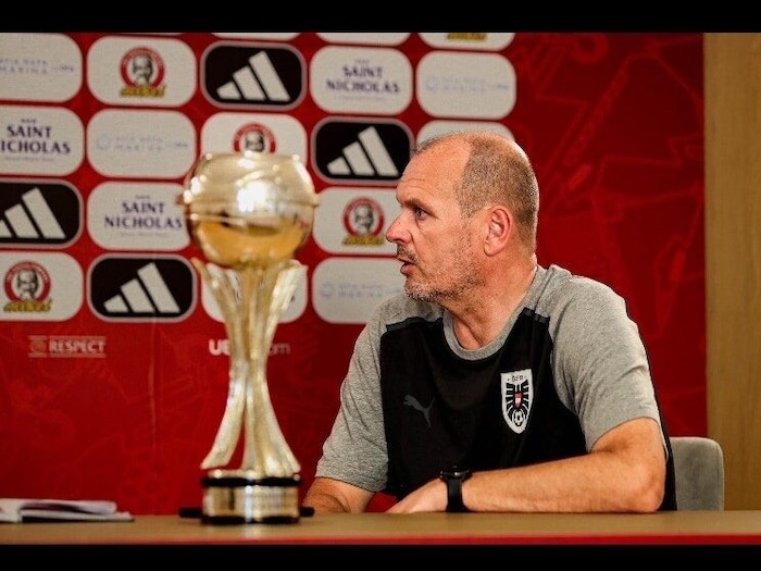 Beim offiziellen Medientermin machte Teamchef Martin Scherb schon einmal bekanntschaft mit dem Objekt der Begierde, dem EM-Pokal, um den es am 5. Juni gehen wird. 
