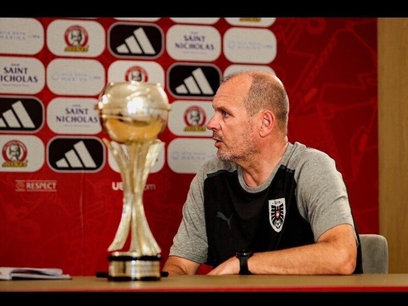 Beim offiziellen Medientermin machte Teamchef Martin Scherb schon einmal bekanntschaft mit dem Objekt der Begierde, dem EM-Pokal, um den es am 5. Juni gehen wird. (Bild: ÖFB/Tugrul Karacam)