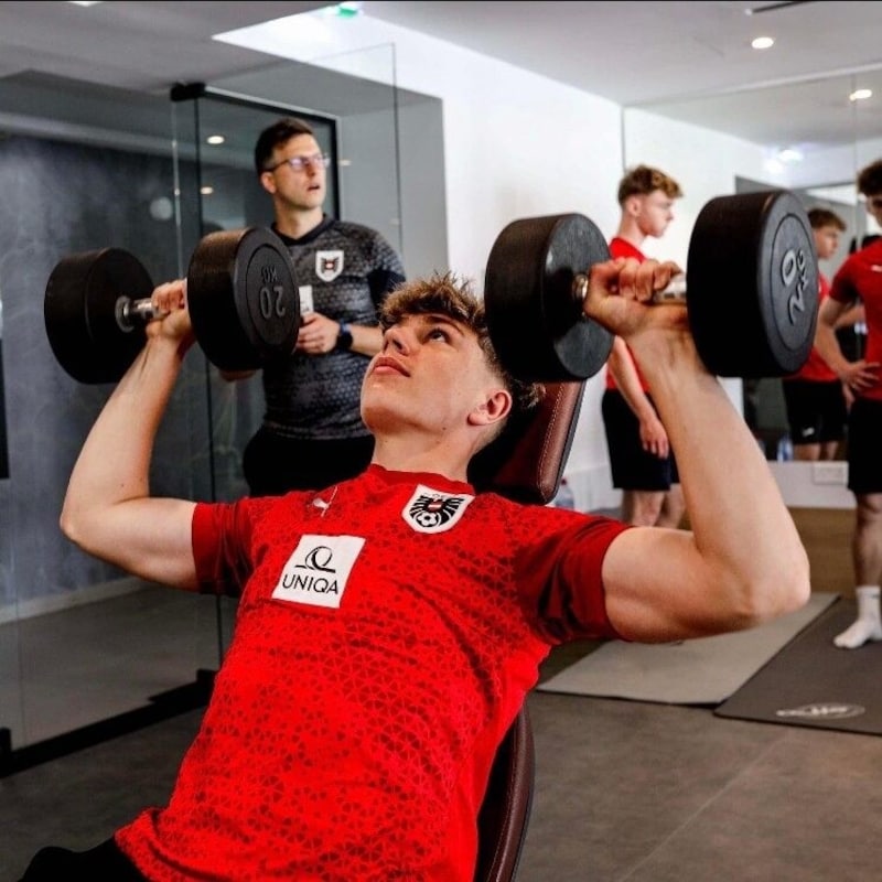 Adrian Riegel von der AKA St. Pölten lässt seine Muskeln spielen. (Bild: ÖFB/Tugrul Karacam)