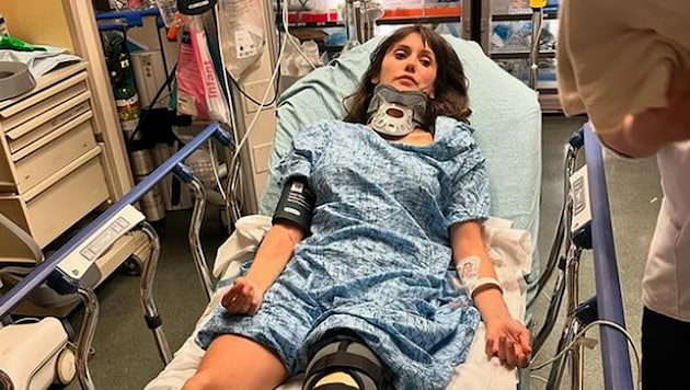 Nina Dobrev posted a photo showing her in hospital after a dirt bike accident. (Bild: instagram.com/nina)