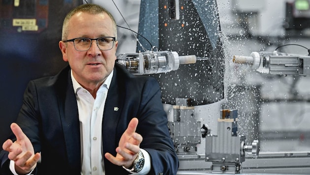 "We get the people and train them. When our customer ramps up the production rate, we already have the employees there - we make advance payments," says CEO Robert Machtlinger. (Bild: Krone KREATIV/Markus Wenzel (2))