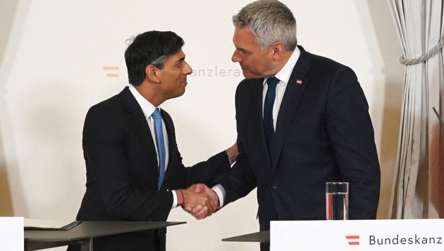 Der britische Premier Rishi Sunak (li.) bei Bundeskanzler Karl Nehammer. (Bild: AP ( via APA) Austria Presse Agentur/Jordan Pettitt)