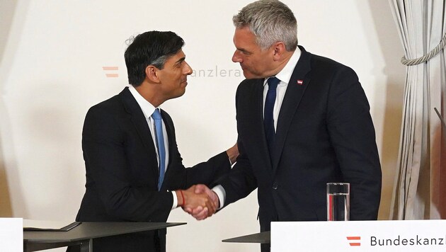 Rishi Sunak brit miniszterelnök (balra) Karl Nehammer szövetségi kancellárral. (Bild: AP ( via APA) Austria Presse Agentur/Jordan Pettitt)