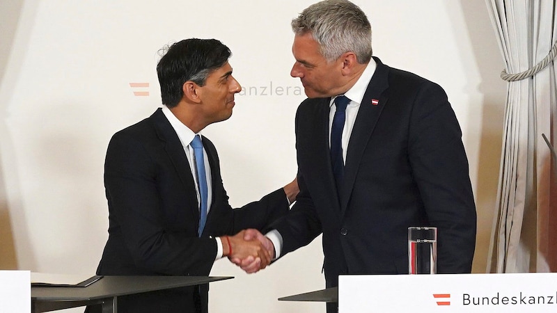 Rishi Sunak brit miniszterelnök (balra) Karl Nehammer szövetségi kancellárral. (Bild: AP ( via APA) Austria Presse Agentur/Jordan Pettitt)