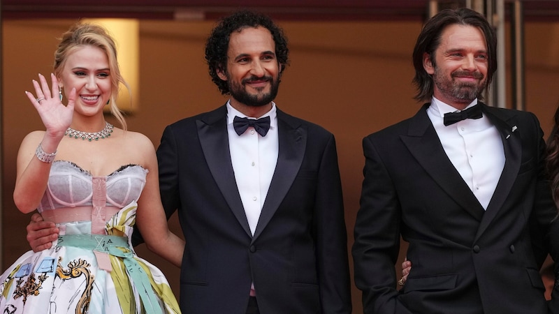 Maria Bakalova, yönetmen Ali Abbasi ve başrol oyuncusu Sebastian Stan "The Apprentice" filminin Cannes'daki galasında (Bild: APA/Scott A Garfitt/Invision/AP)