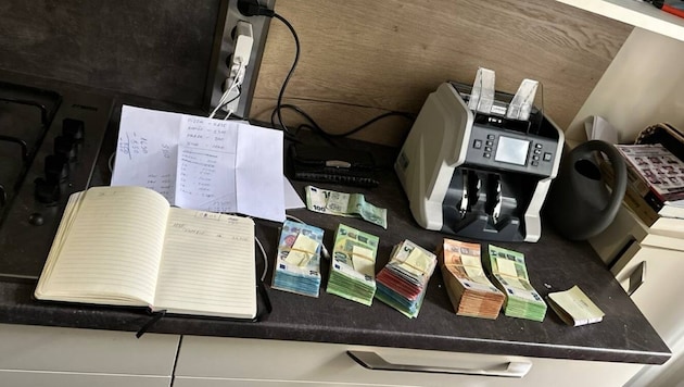 The officers in Lower Austria were able to seize several thousand euros in cash. (Bild: Polizei NÖ)