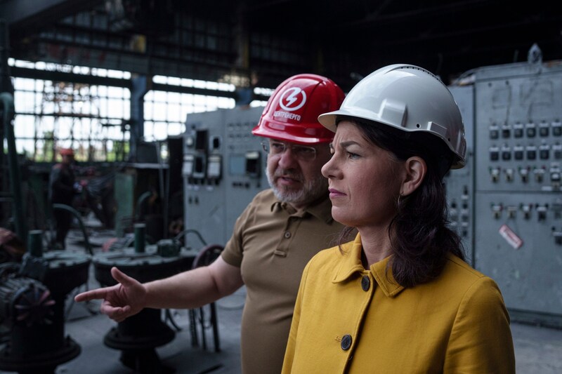 Baerbock mit dem ukrainischen Energieminister Herman Halutschenko in einem von einer russischen Rakete getroffenen Kraftwerk (Bild: AP ( via APA) Austria Presse Agentur/Evgeniy Maloletka)