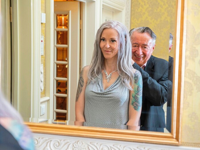 İnşaat kralı bu manzara karşısında sırıtıyor...