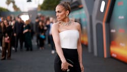 Jennifer Lopez schritt bei der Premiere ihres Netflix-Films „Atlas“ solo über den roten Teppich. (Bild: APA/Getty Images via AFP/GETTY IMAGES/Matt Winkelmeyer)