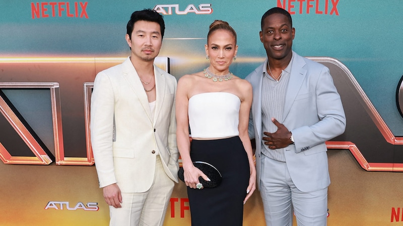 Jennifer Lopez posierte bei der Premiere ihres neuen Films mit Simu Liu und Sterling K. Brown.  (Bild: APA/Getty Images via AFP/GETTY IMAGES/Matt Winkelmeyer)