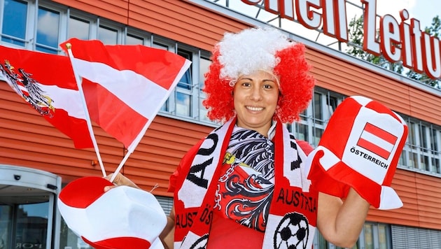 Schals, Kappen, Fahnen und EM-Trikots, natütrlich in Rot-Weiß-Rot, sind schon jetzt die Renner ...