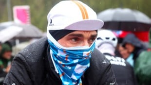 Romain Bardet und seine Kontrahenten weigerten sich, die Etappe wie geplant in Angriff zu nehmen. (Bild: AFP/APA/Luca Bettini)
